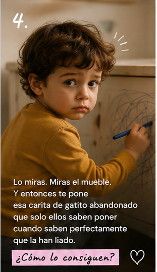 Madre descubriendo dibujos de tinta sobre un mueble
