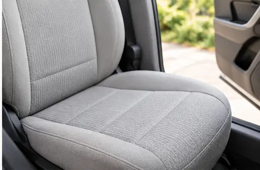 Asiento del coche limpio secándose con la puerta abierta