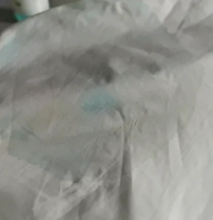Mancha de rotulador que empieza a desvanecerse tras esperar, foto real sin retocar